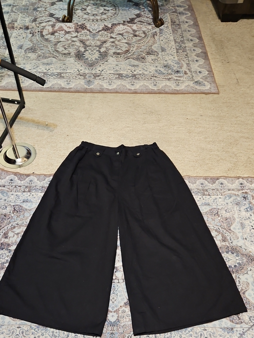 Silhouettes Wide-Leg Cropped Black Pants